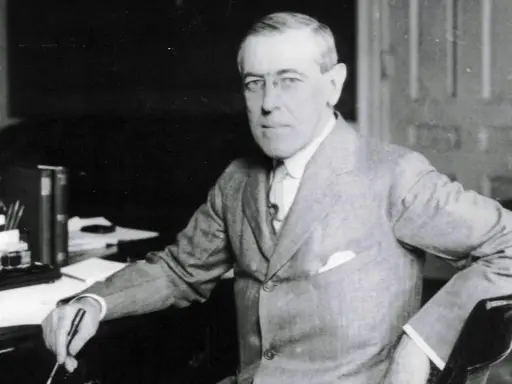 Woodrow Wilson, der den 14-Punkte-Plan zur Friedenssicherung nach dem Ersten Weltkrieg entwickelte, sitzt an seinem Schreibtisch.
