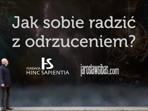 Mężczyzna patrzy na napis "Jak sobie radzić z odrzuceniem?". Dowiedz się, jak sobie poradzić z odrzuceniem przez kobietę.