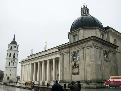 Wilno w jeden dzień: Katedra i dzwonnica na placu.