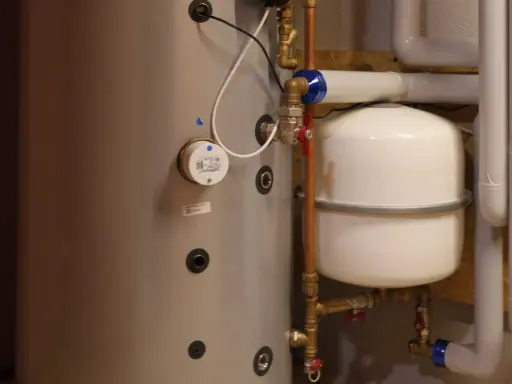 Zbiornik i naczynie przeponowe, gdzie montujemy naczynie przeponowe, to kluczowe elementy instalacji grzewczej.
