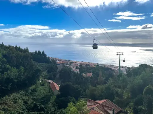Seilbahn über Monte Madeira mit Blick auf das Meer und die Stadt.
