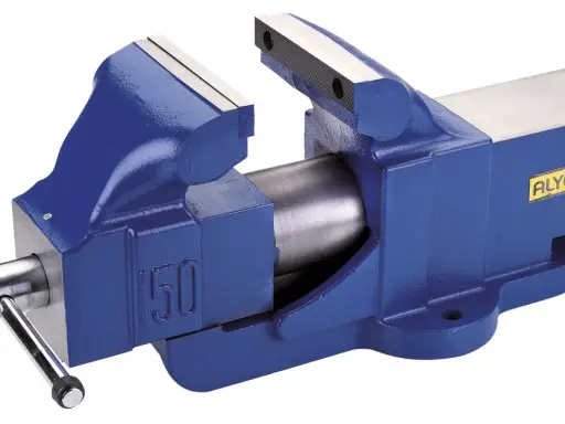 Tornillo de banco azul robusto, un ejemplo de los tipos de tornillo de banco para taller.