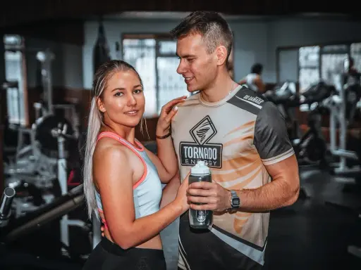 Para przygotowania do treningu, para omawia masaż sportowy techniki.