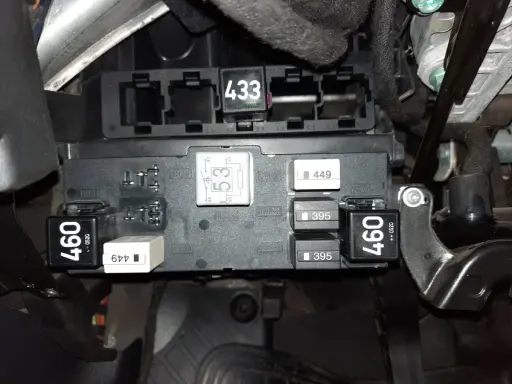 Audi A3 8P bezpieczniki opis: widok na skrzynkę bezpieczników z przekaźnikami o numerach 433, 53, 449, 395 i 460.