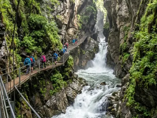 Sentiero sospeso tra le rocce e la vegetazione lussureggiante, con cascate fragorose che scendono nel **orrido di Bellano**.