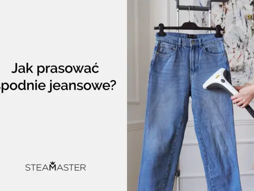 Jak prać jeansy? Para z urządzenia Steamaster usuwa zagniecenia z niebieskich spodni wiszących na wieszaku.