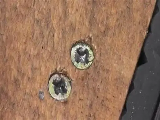 Dos tornillos pasados de rosca en madera. Aprende como quitar un tornillo pasado de rosca en metal con estos consejos.