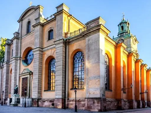 St. Nicholas' Church, Stockholm Cathedral, med sin imponerande fasad och torn, badar i solljus.