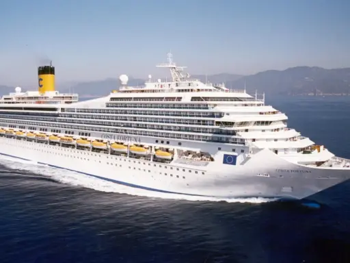 Costa Fortuna, nave da crociera costruita nel 2003, solca le acque blu con la sua imponente sagoma.
