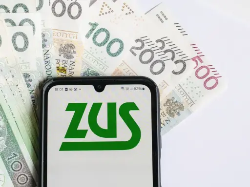 Telefon z logo ZUS na tle polskich banknotów. Czy to zapowiedź wypłaty 14. emerytury?