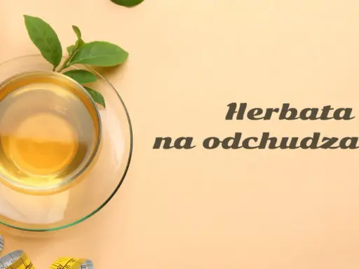 Zielona herbata na odchudzanie? Filiżanka naparu, liście i miarka krawiecka sugerują wsparcie w procesie redukcji wagi.