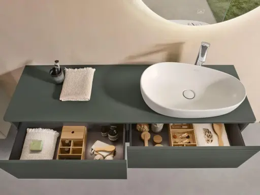 Was braucht man im Badezimmer? Ein Waschbecken, Seife, Bürsten und Kosmetik sind ordentlich in den Schubladen verstaut.
