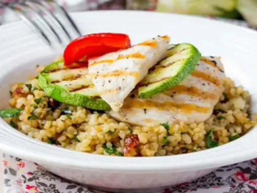 Sabrosa quinoa con pollo a la parrilla, calabacín y pimiento rojo. ¡Perfecto para tus recetas con quinoa y pollo!