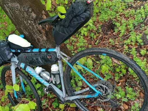 Gotowy na przygodę? Ten rower z sakwami to Twój pierwszy krok, jak zacząć jeździć na rowerze w terenie.