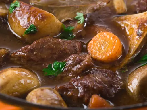 Un plat mijoté de bœuf, carottes et pommes de terre, parfait pour accompagner quel vin pour boeuf bourguignon.