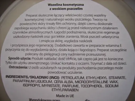 Wazelina kosmetyczna z woskiem pszczelim. Składnik: petrolatum. Tworzy film ochronny, nawilża i regeneruje skórę.