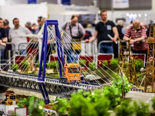 Miniatur-LKW überquert eine Hängebrücke, Teil einer beeindruckenden Anlage für das Dortmund Modellbau.