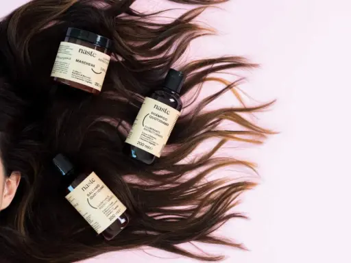 Capelli scuri e luminosi con prodotti Naste: maschera, shampoo e balsamo. Scopri la differenza tra balsamo e maschera per una chioma perfetta.