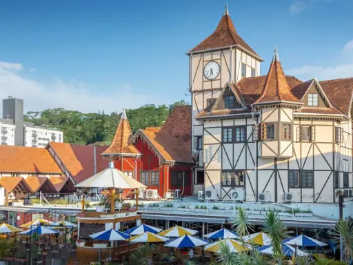 Fachwerkhäuser mit Türmchen und einem Uhrenturm in Blumenau, Brasilien, laden zum Verweilen ein.