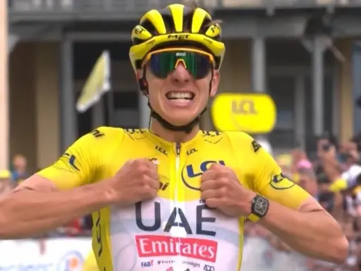 Jubelnder Radfahrer im Gelben Trikot, bereit für die Tour de France 2026.