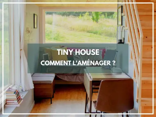 Aménagement d'un **tiny house interieur** : un espace cosy avec lit, bureau et vue sur la nature.