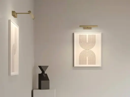 Nowoczesna lampa galeryjka podkreśla abstrakcyjne obrazy i rzeźbę w minimalistycznym wnętrzu.