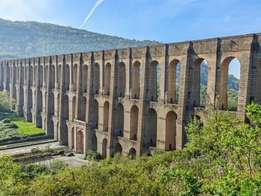 Acquedotto Carolino, un'imponente opera architettonica, da vedere se cerchi cosa fare a Caserta.
