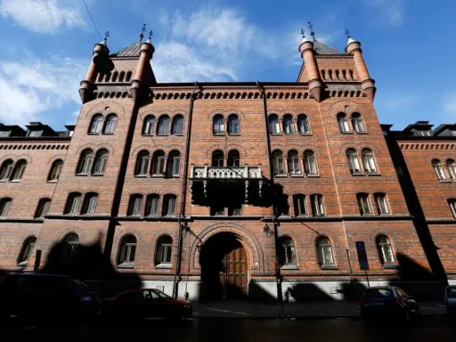 Imponerande tegelbyggnad med torn, kanske där var prinsessan Madeleine bor.