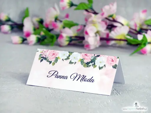 Eleganckie winietki na stół weselny z motywem różowych i białych róż. Idealne do oznaczenia miejsca Panny Młodej.