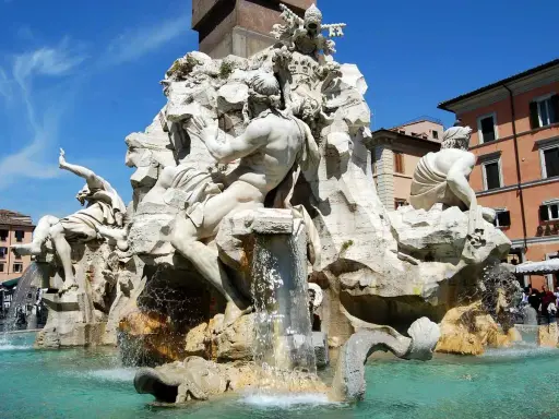 Fontana dei Quattro Fiumi a Piazza Navona, un capolavoro barocco. Curiosità: il fiume Nilo copre gli occhi per non vedere la chiesa di Borromini.