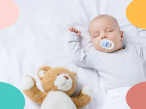 Bebé de 1 mes duerme plácidamente con su osito. ¡Sueño profundo toda la noche!