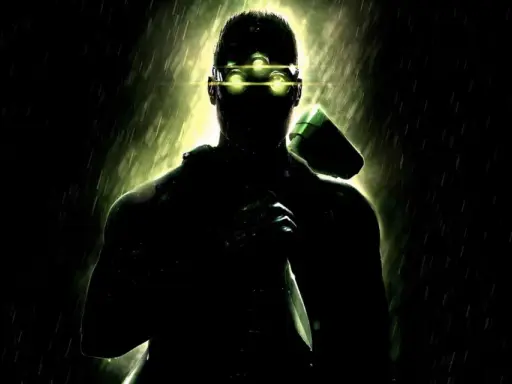 Sam Fisher w okularach noktowizyjnych, z nożem i pistoletem, w deszczu. Zapowiedź Splinter Cell Remake.