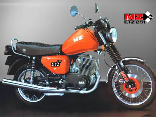 Pomarańczowy motocykl MZ ETZ 251 z widocznymi danymi technicznymi. Klasyk z NRD, gotowy do jazdy.