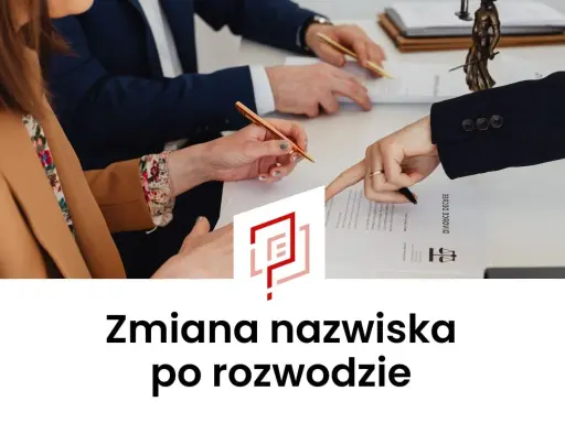 Dwie osoby przy stole podpisują dokumenty. Jedna z nich wskazuje palcem na dokument z napisem "DIVORCE DECREE". Zmiana nazwiska na panieńskie matki po rozwodzie.