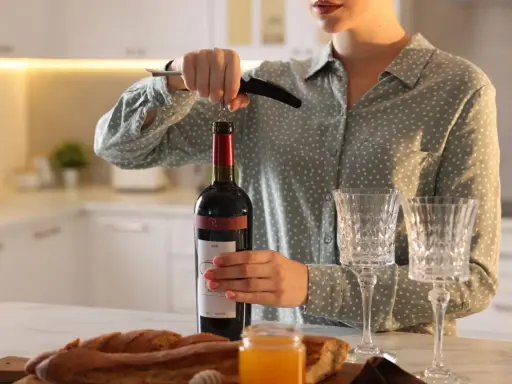 Jak przechowywać otwarte wino? Przedłuż świeżość i smak!