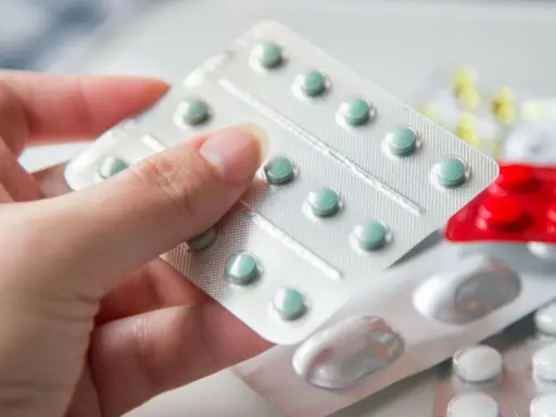 Dłoń trzyma opakowanie tabletek. Zastanawiasz się nad sertagen skutki uboczne?