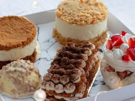 Plateau de pâtisseries variées, dont un tiramisu et une verrine aux fraises. Une belle spécialité de Limoges pour le plaisir des yeux et des papilles.
