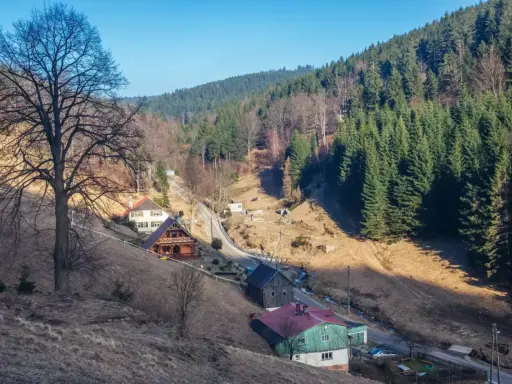 Góry Sowie oferują urokliwe chaty i malownicze krajobrazy. Idealne miejsce na wypoczynek i odkrywanie atrakcji.