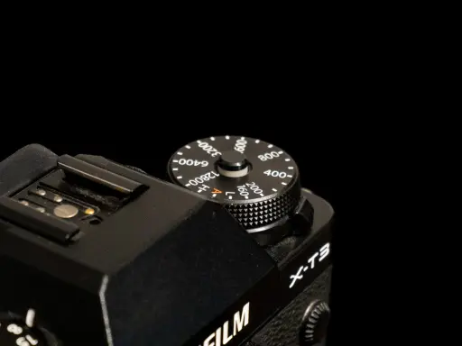 Pokrętło aparatu Fujifilm X-T3 z oznaczeniami czułości ISO, np. 200, 400, 800, 1600, 3200, 6400, 12800.
