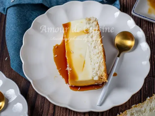 Tranche de flan coco onctueux, nappée de caramel et saupoudrée de noix de coco râpée. Une invitation à la gourmandise pour une recette flan coco réussie.