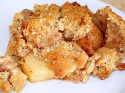 Un délicieux crumble aux pommes moelleux, avec des morceaux de pommes tendres et une garniture croustillante aux amandes.