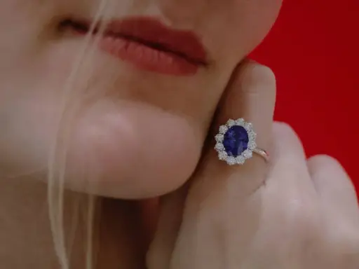Anello con una splendida pietra azzurra, simbolo di saggezza e nobiltà, circondata da diamanti scintillanti.