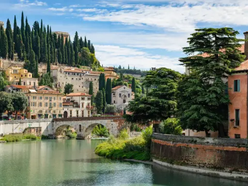Verona: scorci pittoreschi sul fiume Adige, ponti storici e colline verdi. Un assaggio di cosa vedere a Verona e dintorni.