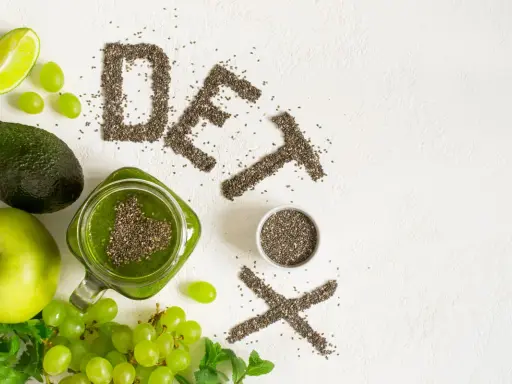 Zielony koktajl z nasionami chia, awokado, jabłko, winogrona i limonka. Napis "DETOX" z nasion chia. Dowiedz się, jak oczyścić nerki.