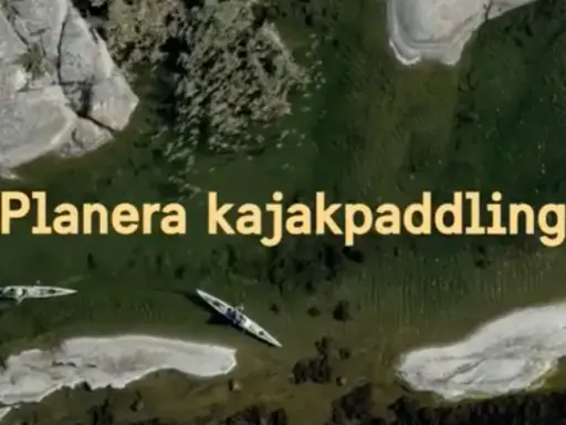 Två kajaker glider fram i det gröna vattnet, omgivna av klippor och vegetation. En inbjudan till stora le.