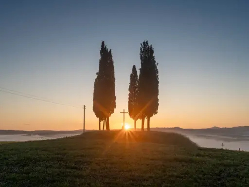 Alba in Toscana con cipressi e croce, un'immagine HDR a.