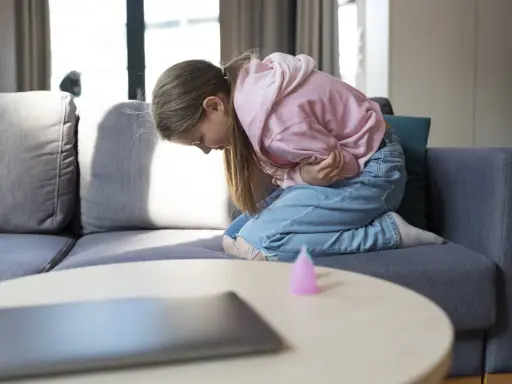 Wymioty u dziecka? Szybka pomoc: nawadnianie, dieta, alarm!