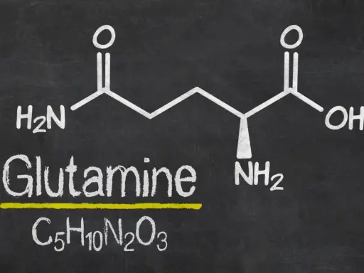 Wzór chemiczny L-glutaminy na tablicy.
