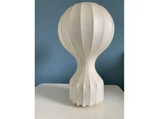 Lampada da terra in design Gatto, con base scanalata e paralume a palloncino in materiale traslucido.