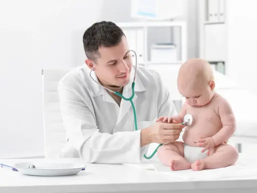 Pediatra bada prawidłową klatkę piersiową u dziecka stetoskopem.